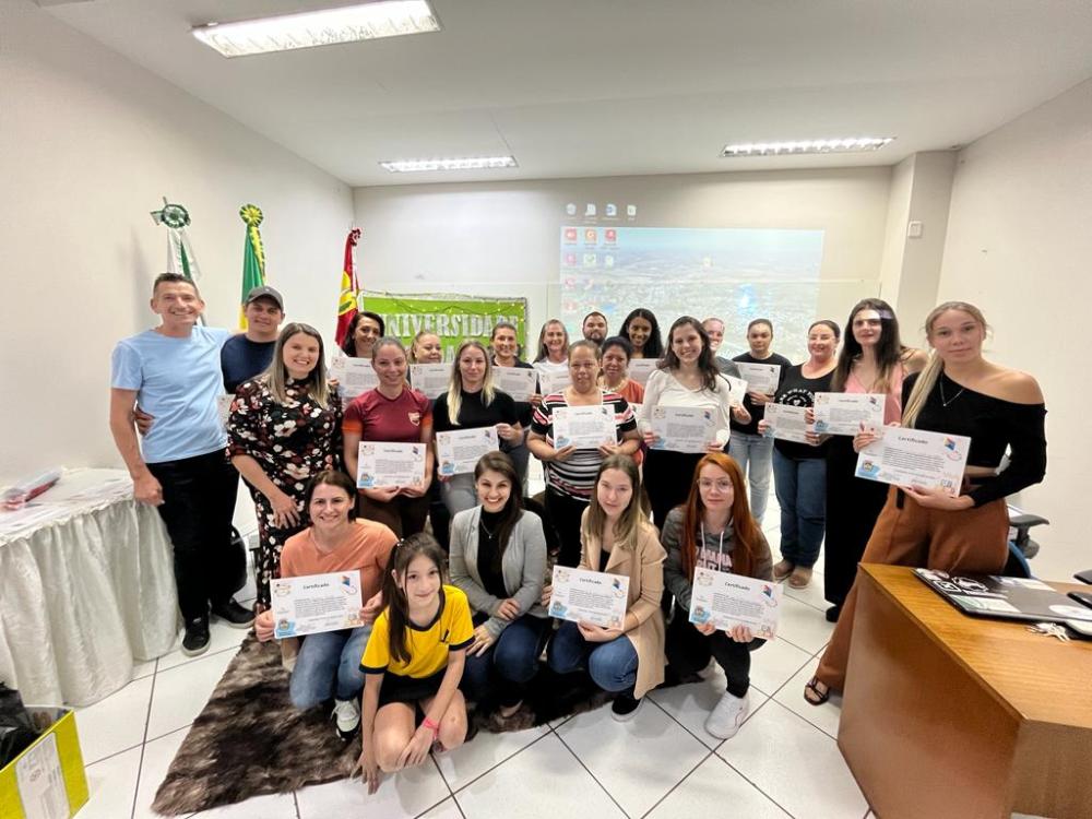 CHOPINZINHO FORMA A QUINTA TURMA DO PROJETO UNIVERSIDADE DA CRIANÇA.