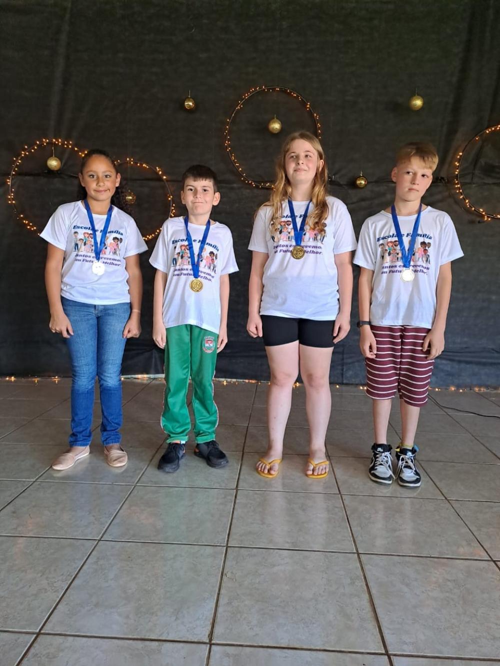 ALUNOS DA ESCOLA VISÃO DO FUTURO, CONQUISTAM 4 MEDALHAS NA OLIMPÍADA DA MATEMÁTICA.