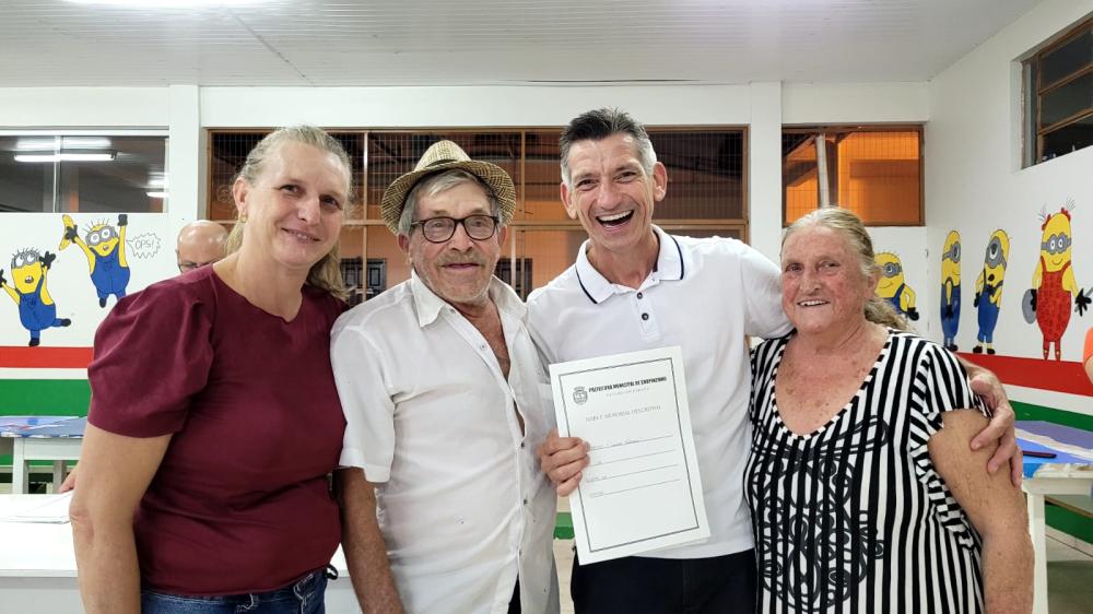 PREFEITURA MUNICIPAL ENTREGA TÍTULOS DE LEGITIMAÇO FUNDIÁRIA PARA 37 FAMÍLIAS.