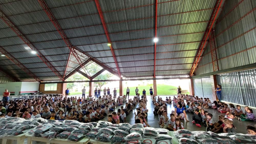 ADMINISTRAÇÃO MUNICIPAL REALIZA A ENTREGA DE 1.770 KITS DE UNIFORMES ESCOLARES