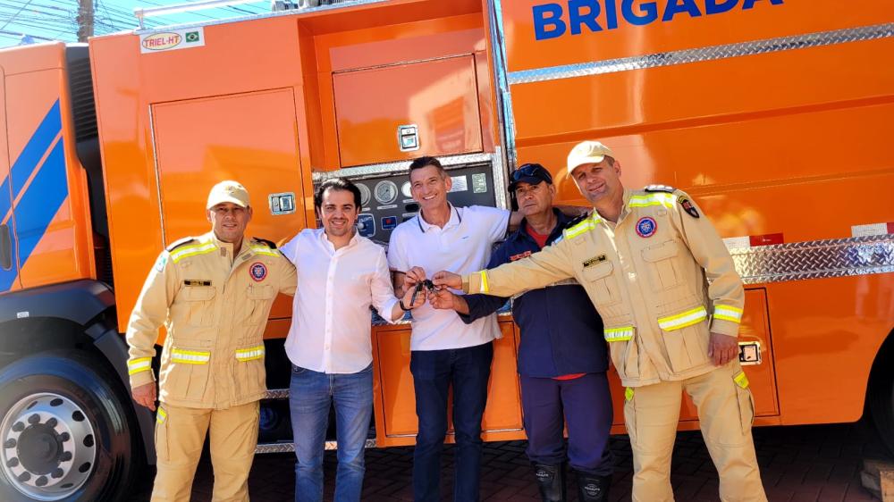 POSTO DA BRIGADA COMUNITÁRIA DE CHOPINZINHO RECEBE CAMINHÃO AUTO BOMBA TANQUE.